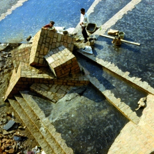 parvis sculpté façon macle (détail) collège à Autun 1976