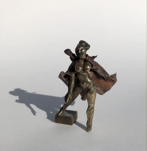 elle quitte son socle et son manteau