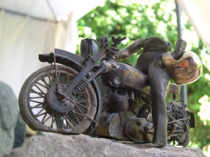 jeune femme à la moto