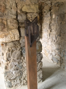 cage incrustée présentation à Serres lez arts