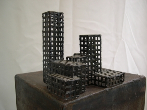 cage sur métal perforé évoquant un voyage à New-York en 1989