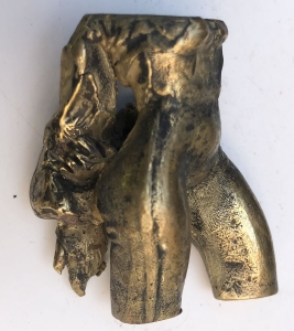 Hanche mains dans le dos de profil