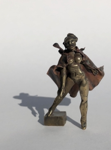 cire perdue; elle quitte son socle et son manteau