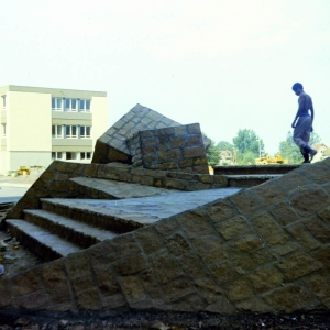 parvis sculpté façon macle (détail) collège à Autun 1976