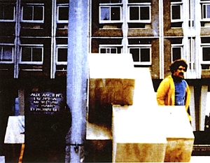 Monument commémoratif à Belfort blocs intriqués