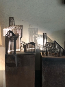 deux cages métaphoriques 2014 cages: évocation de l'architecture industrielle