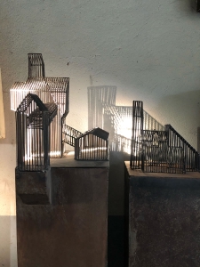 deux cages reprenant les constructions industrielles