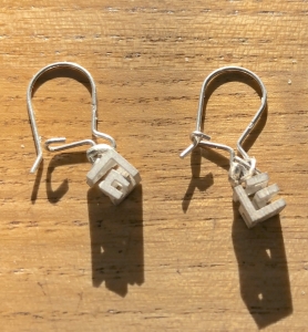 2 cubes labyrinthe en boucle d'oreille 2022 dim:8m/m