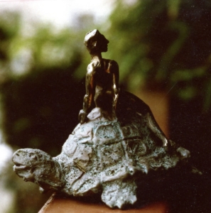 ondine sur une tortue formant clochette