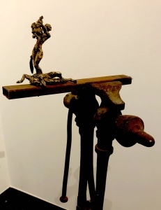 Judith brandissant la tête d'Holopherne au dessus de son cadavre