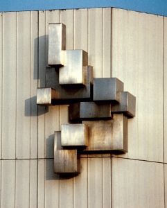 haut relief reprenant un cristal orthogonal sur un bâtiment obllque 1970