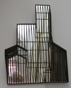 cage au miroir au volume doublé par le reflet. Morceau d'autoportrait
