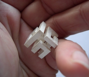 cube labyrinthe en argent de la taille d'un doigt