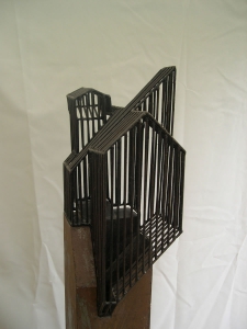 cage en élévation et en creux, implantation dans le relief